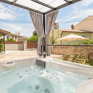 Giovanni Vabriga With Private Jacuzzi Tar-Vabriga
